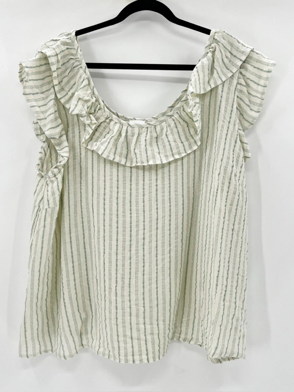 Madison & Berkeley ruffled top in a green striped linen blend.  Size XXl